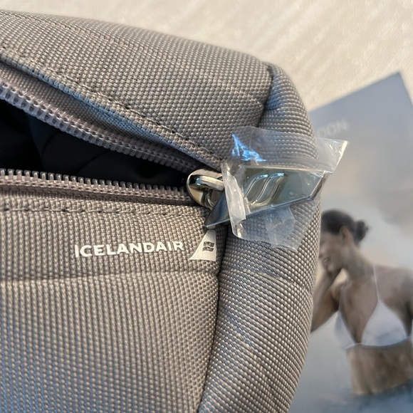 Iceland Air Toiletry Dopp Bag withh ear plugs and sleeping mask. Both bags incl - Picture 3 of 8